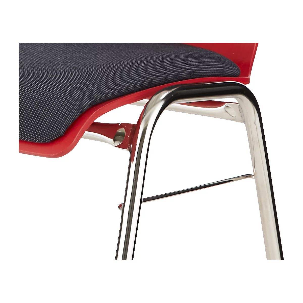 Close-up van een stoel: rood frame, zilveren poten, zwarte zitting.