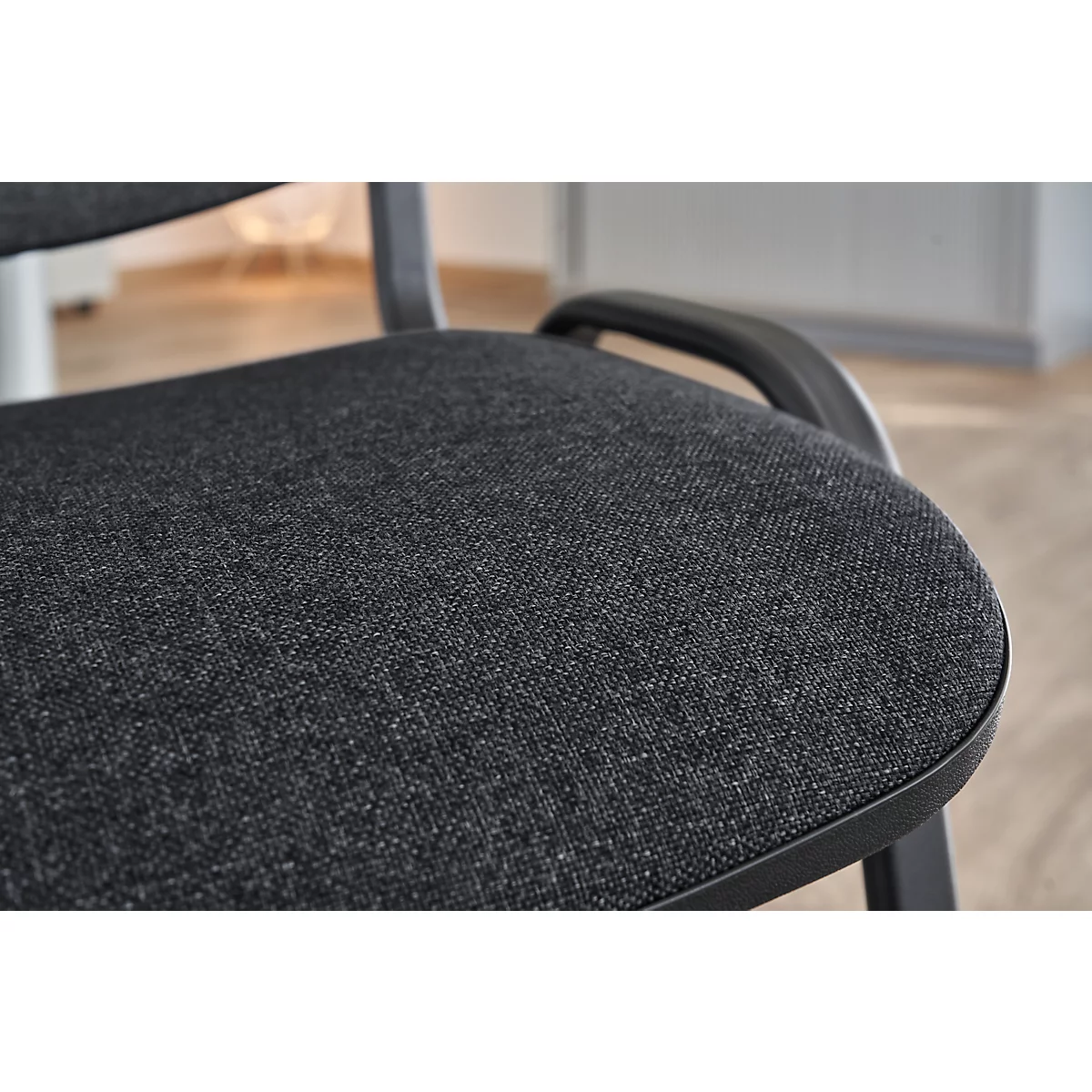 Stapelstuhl ISO Basic, ohne Armlehnen, 4-Fußgestell, Stoffbezug, stapelbar bis 12 Stück, B 545 x T 560 x H 820 mm, Bezug anthrazit, Gestell schwarz