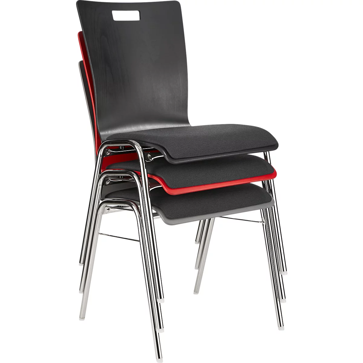 Gestapelte schwarze Stühle mit roten Akzenten. Die Stühle haben verchromte Beine und eine ergonomische Form.