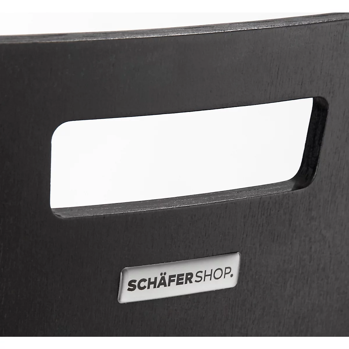 Ausschnitt einer schwarzen Holzlehne mit Aussparung. Darunter ein Schild mit dem Schriftzug SCHÄFERSHOP.