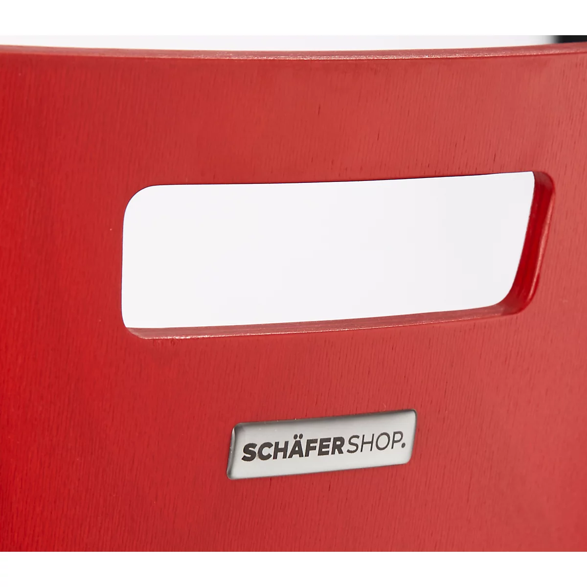 Detailansicht eines roten Stuhls mit Grifföffnung. Darunter ist ein Schild mit dem Schriftzug SCHÄFERSHOP zu sehen.