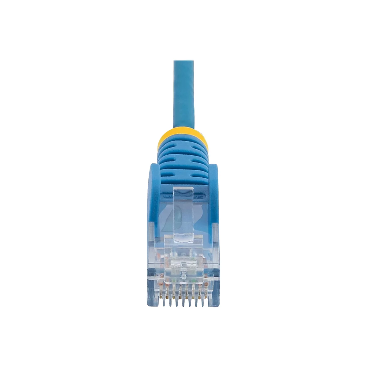 Nahaufnahme eines blauen Ethernet-Kabels mit gelben und transparenten Elementen. Der Stecker ist im Fokus.