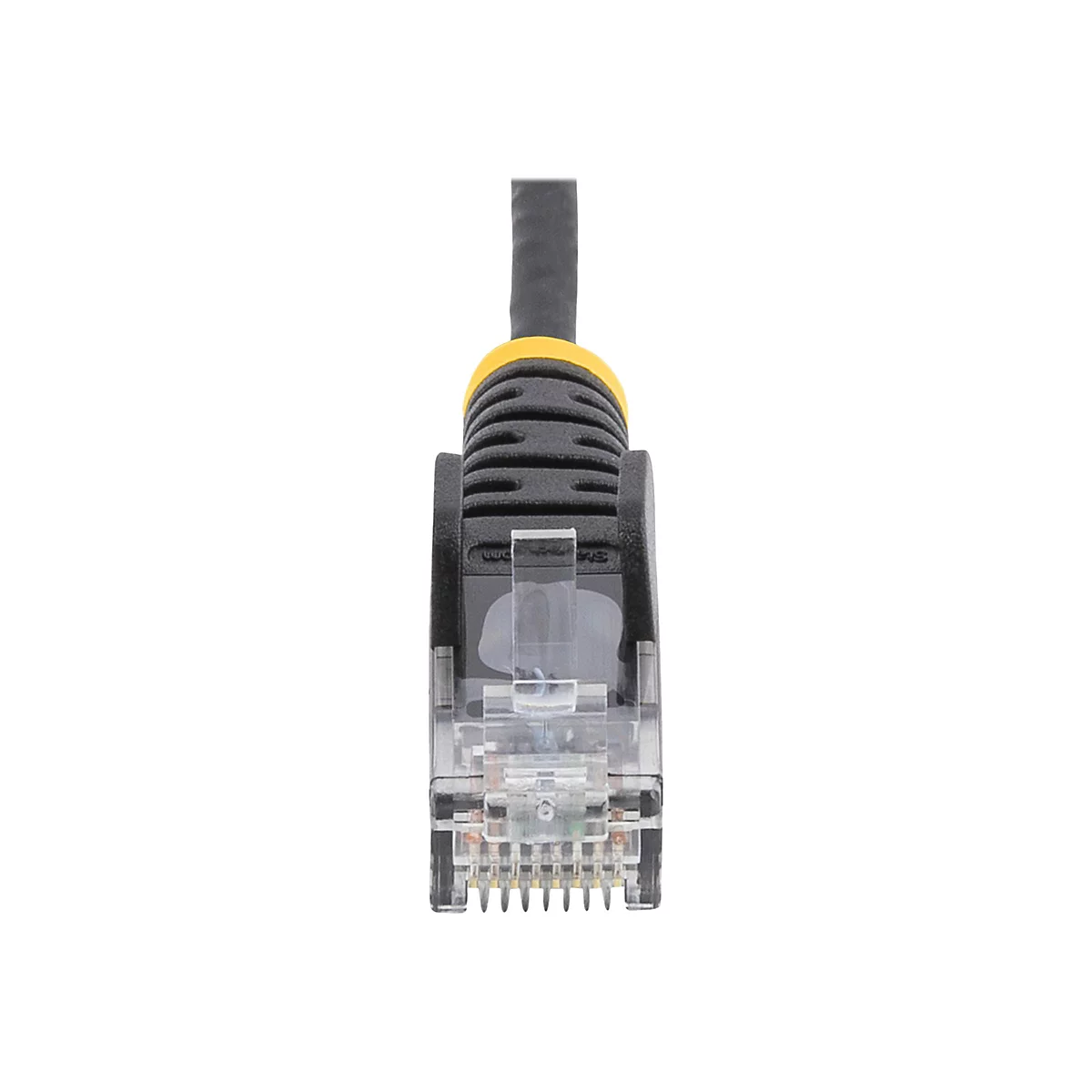 Nahaufnahme eines schwarzen RJ45-Steckers mit transparentem Stecker und gelbem Ring.