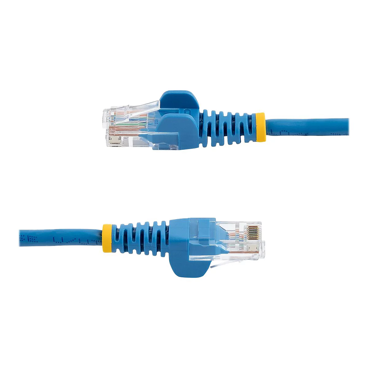 Zwei blaue Ethernet-Kabel. Die Stecker sind aus transparentem Kunststoff mit blauen und gelben Elementen.