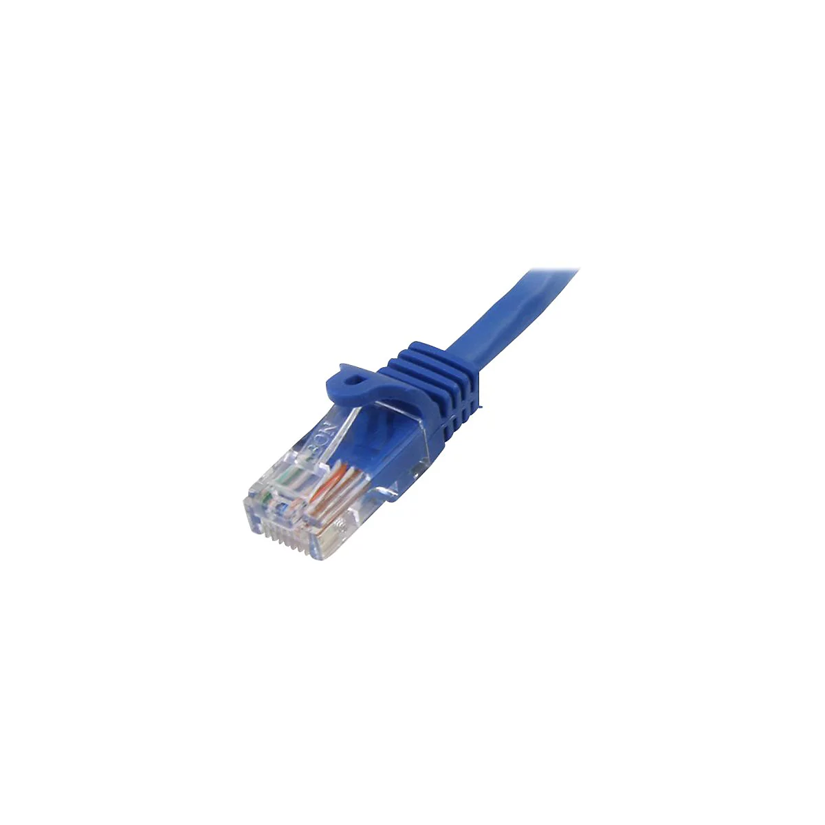 Nahaufnahme eines blauen Ethernet-Kabels mit transparentem Stecker. Am Stecker ist der Schriftzug "BON" zu erkennen.