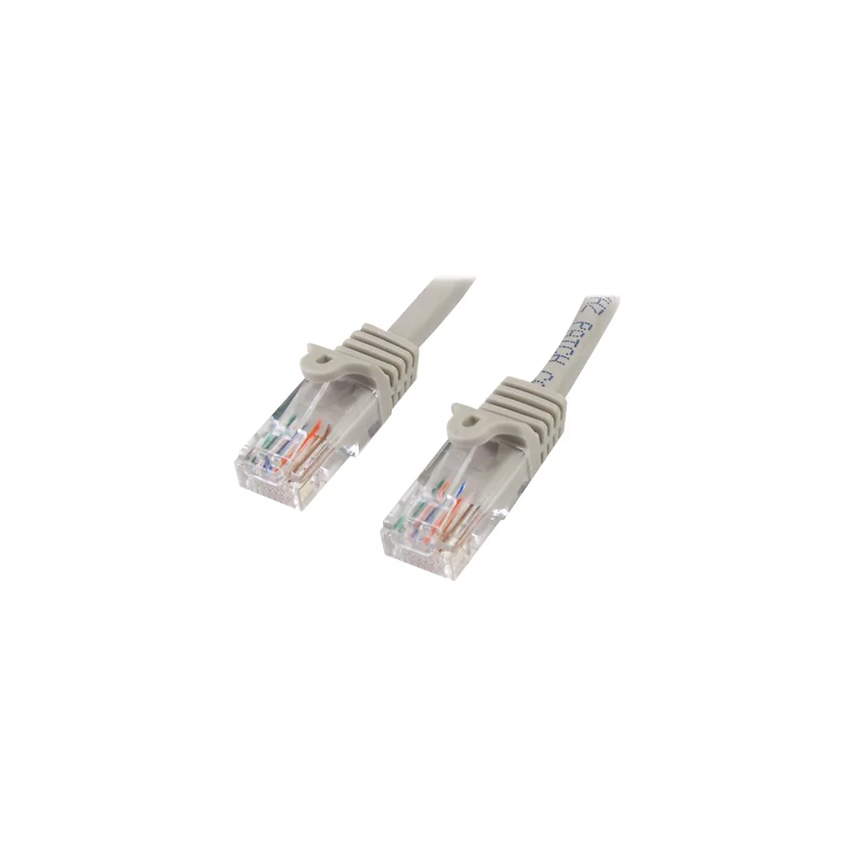 Zwei graue Netzwerkkabel-Stecker mit transparenten Anschlüssen. Drähte in verschiedenen Farben sind zu sehen. Auf einem Kabel steht: "RJ Patch C".