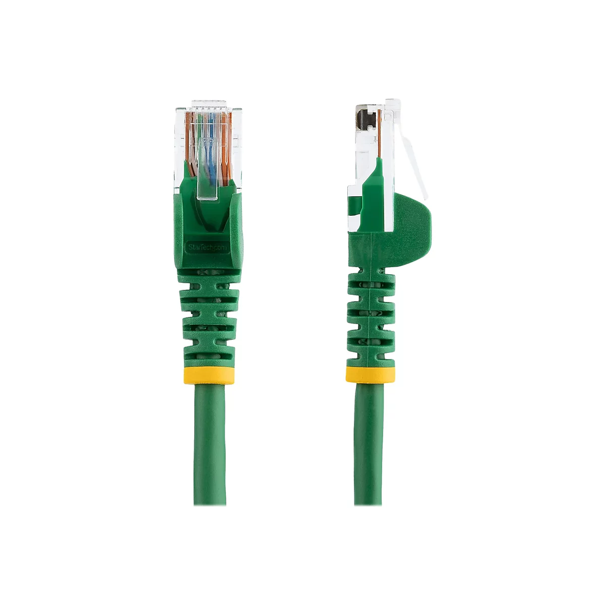 Zwei grüne Netzwerkkabel mit Steckern, Kabelenden zeigen rechts und links, die Stecker sind teilweise transparent, Details erkennbar.