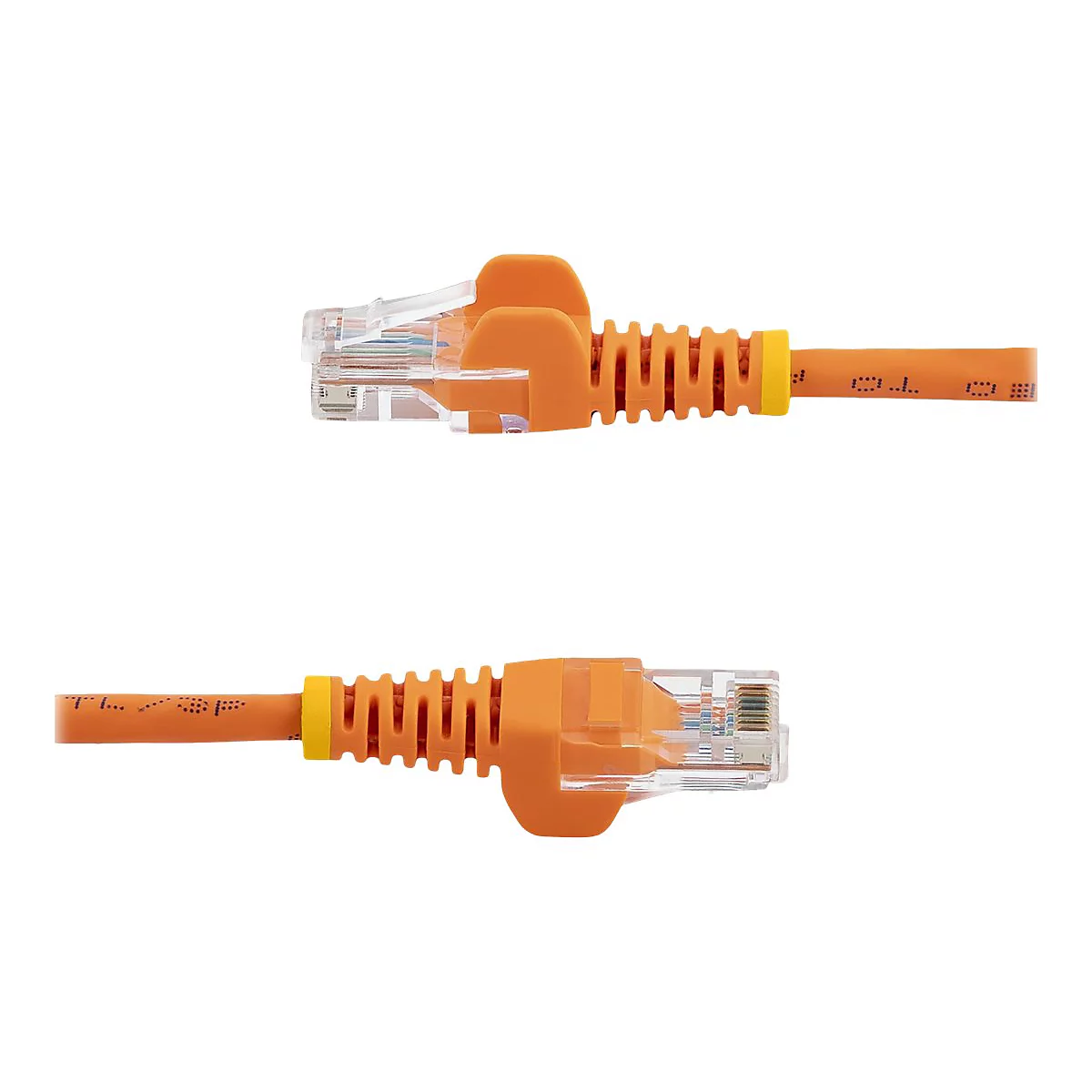 Zwei orangefarbene RJ45-Stecker, Kabel an einem weißen Hintergrund. Gut sichtbar sind die Stecker und die Kabel, die mit winzigen Schriftzeichen bedruckt sind.