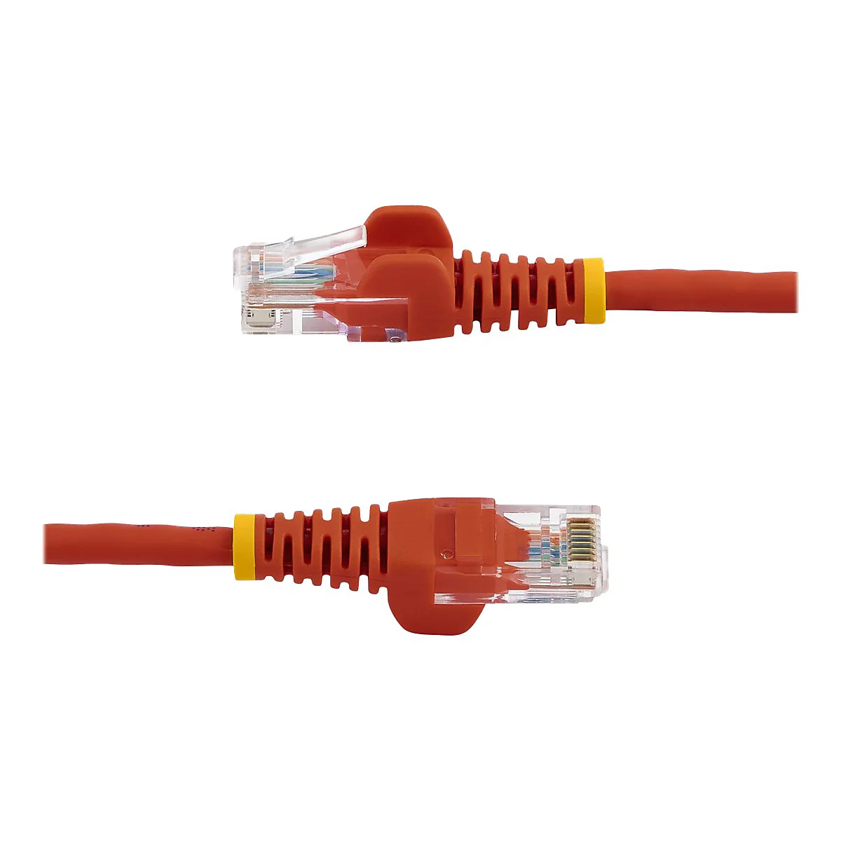 Zwei rote Ethernet-Kabel auf weißem Hintergrund. Stecker mit Schutz und gelbem Ring, der in den Stecker übergeht.