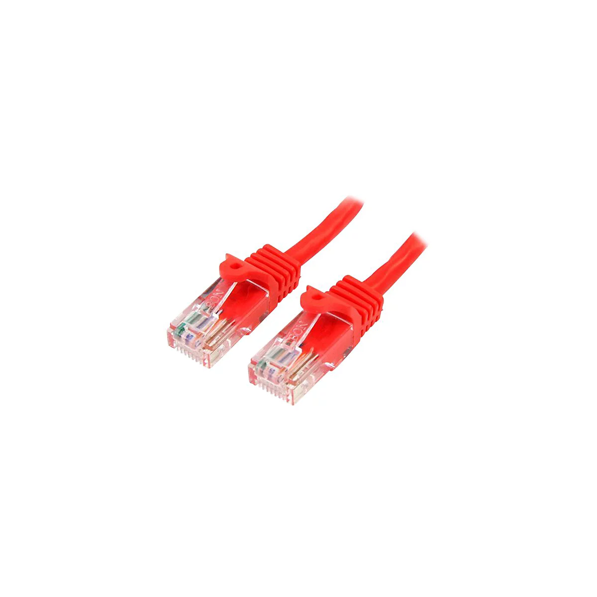 Zwei rote Ethernet-Kabel, Detailaufnahme. Stecker mit Beschriftung.