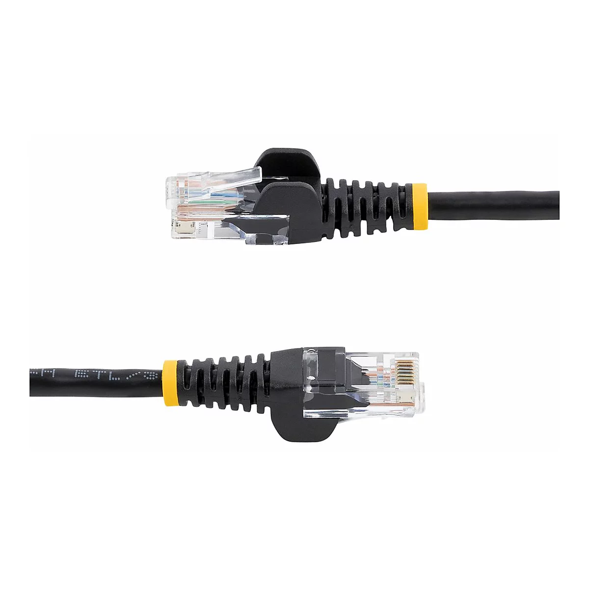 Zwei schwarze Netzwerkkabel-Stecker mit transparenten RJ45-Steckern auf weißem Hintergrund. Gelbe Ringe an den Steckern.