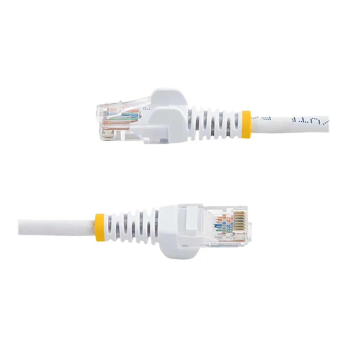 Zwei weiße Ethernet-Kabel, die von oben und unten gezeigt werden. Die Stecker sind aus transparentem Kunststoff und die Kabelenden sind gelb markiert.
