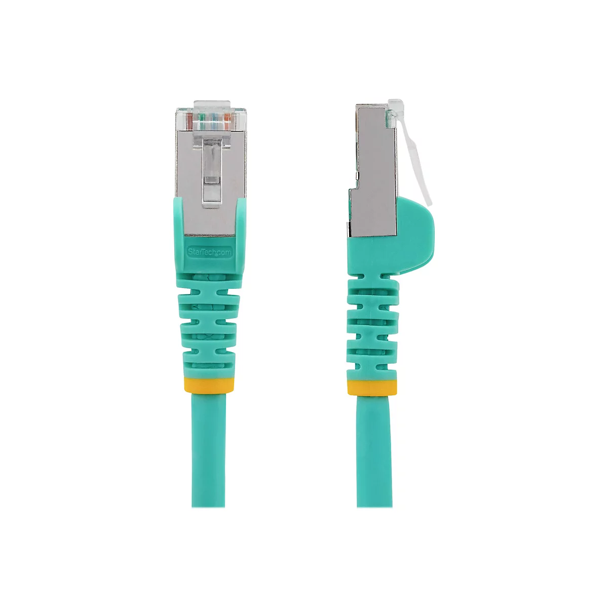 Zwei Ansichten eines RJ45-Steckers mit türkisfarbenem Kabel. Der Stecker ist metallfarben mit transparenten Elementen, das Kabel hat einen gelben Akzent.
