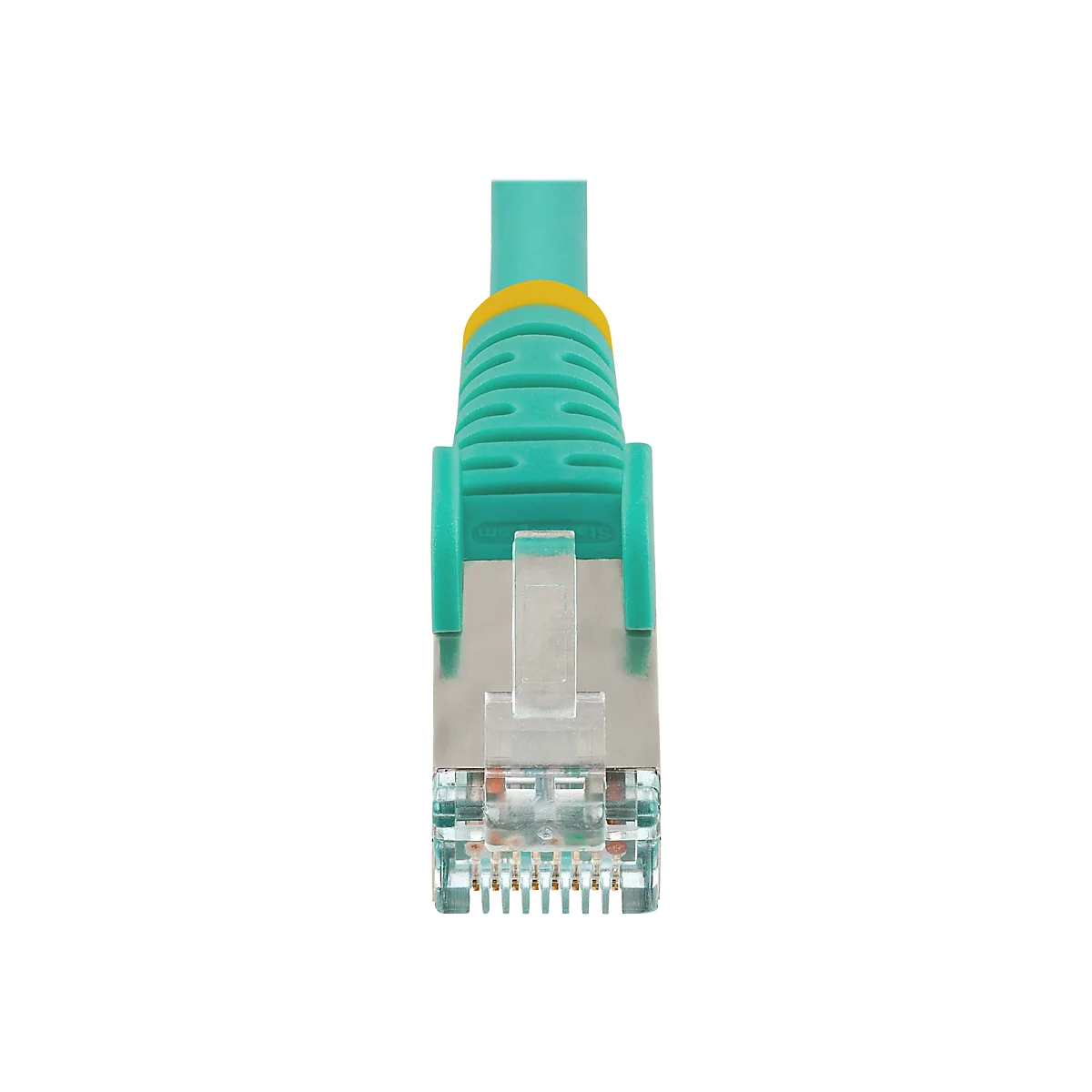 Nahaufnahme eines grünen RJ45-Steckers für ein Ethernet-Kabel. Der Stecker hat einen transparenten Verschluss, goldene Kontakte und ist vor weißem Hintergrund zentriert.
