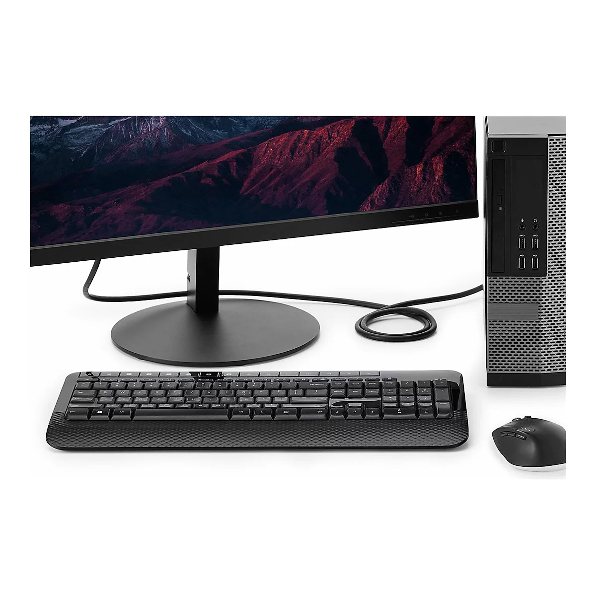 Ein Computer mit Monitor, Tastatur und Maus auf weißem Hintergrund. Der Monitor zeigt eine Berglandschaft.