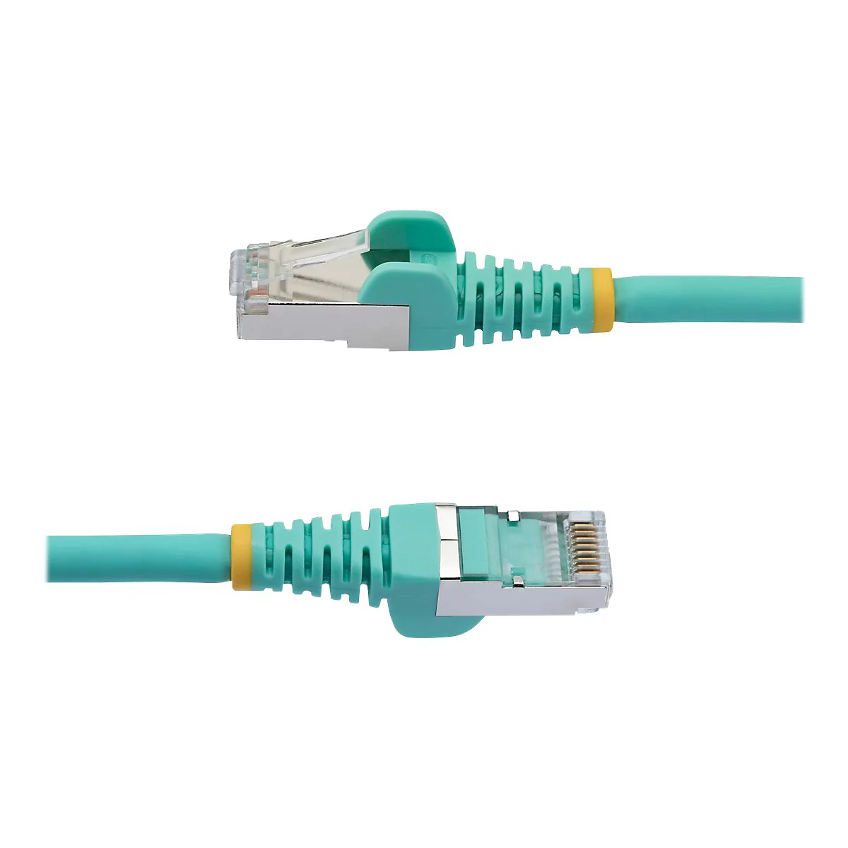 Zwei Enden eines türkisfarbenen Netzwerkkabels mit gelben und silbernen Details, vor weißem Hintergrund.