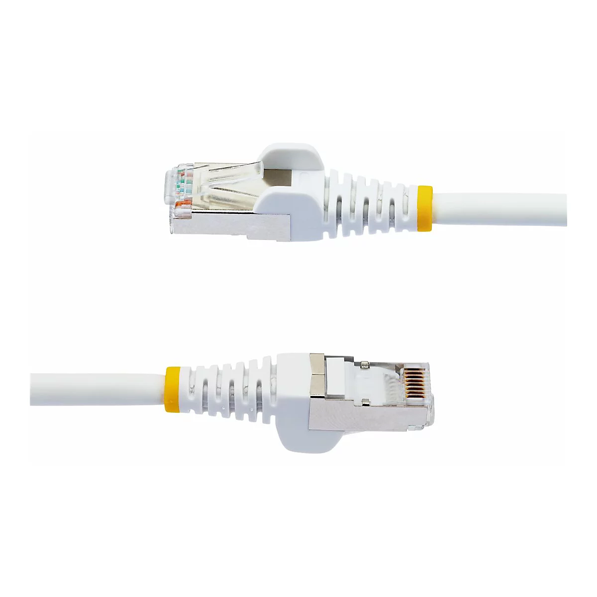 Zwei weiße Ethernet-Kabel-Stecker mit gelben Akzenten und transparenten Verbindern vor weißem Hintergrund.