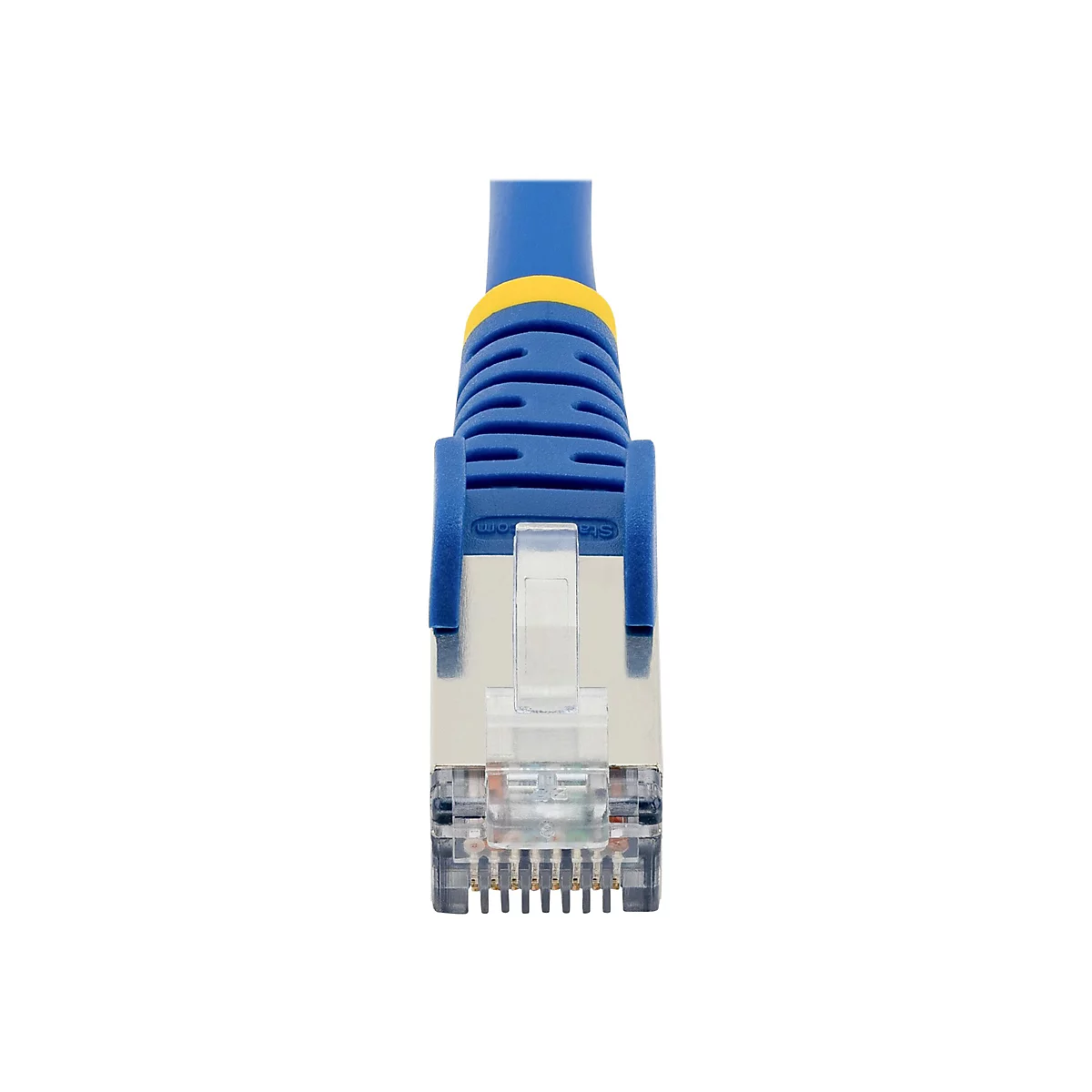 Nahaufnahme eines blauen Ethernet-Kabels mit gelben und transparenten Akzenten. Der Stecker ist im Fokus.