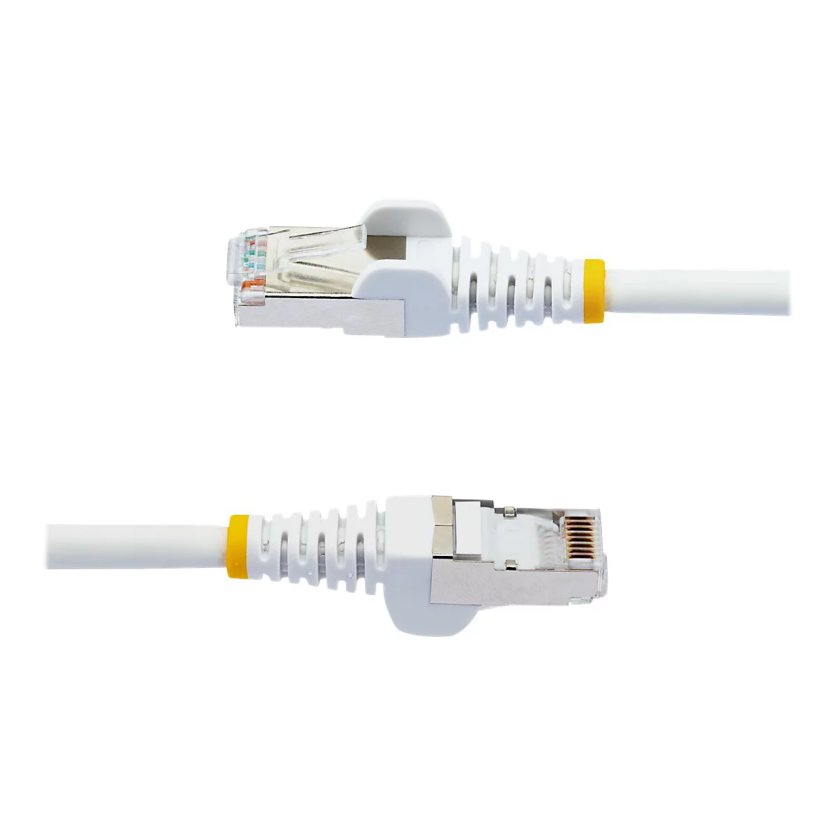 Zwei weiße RJ45-Stecker mit gelben Ringen, Detailaufnahme. Auf weißem Grund.