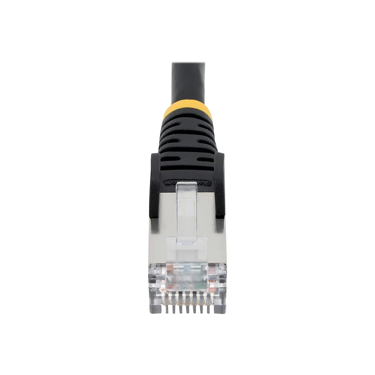 Nahaufnahme eines schwarzen Ethernet-Kabels mit gelbem Ring und silbernem Stecker.