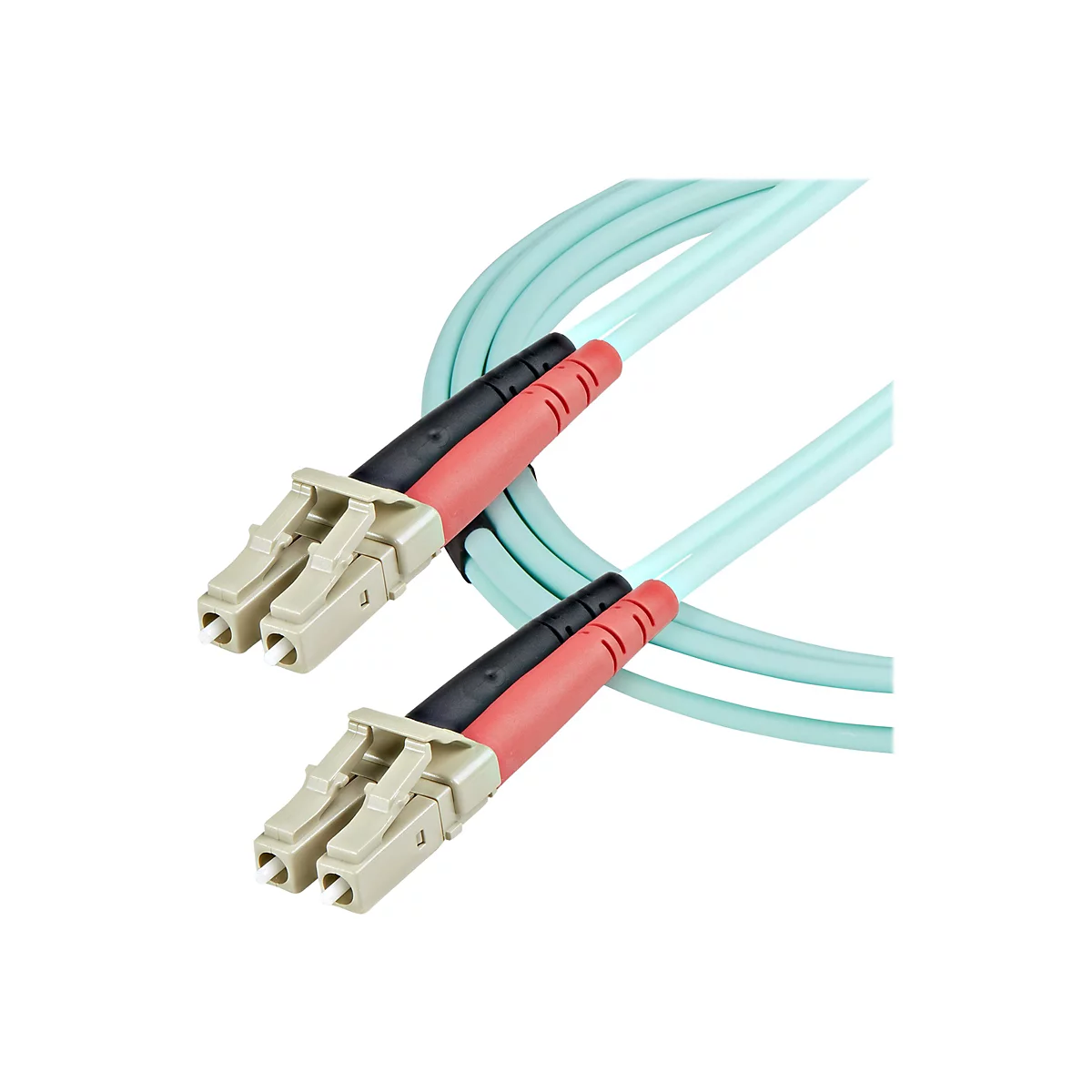 Zwei Lichtwellenleiterkabel mit grauen Steckern, schwarzen und roten Verbindungsstücken und hellblauen Kabeln vor weißem Hintergrund.