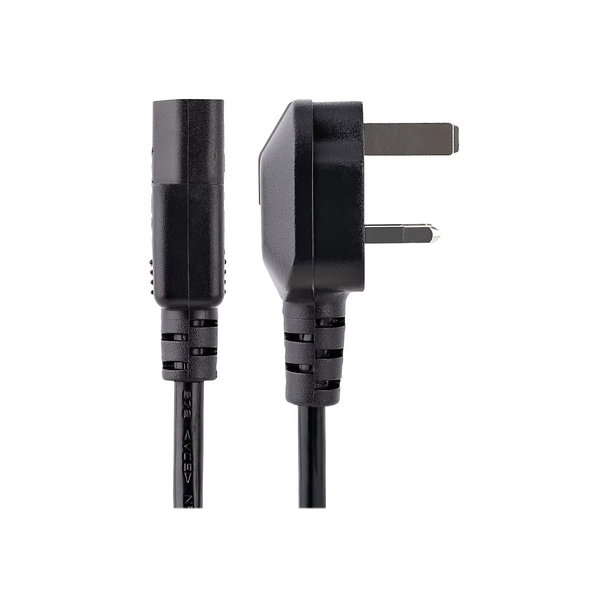Ein schwarzes Stromkabel mit einem IEC-Stecker und einem Stecker für Großbritannien, vor weißem Hintergrund.