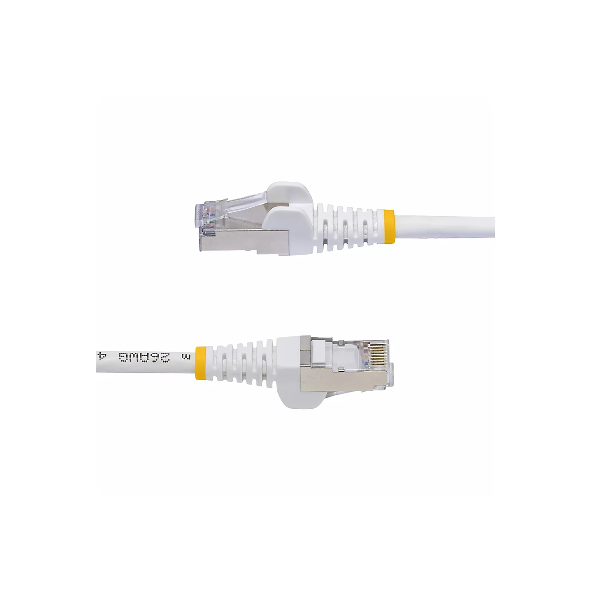 Zwei weiße Ethernet-Kabel, freigestellt auf weißem Hintergrund. Die Kabel sind mit weißen Steckern mit silbernen und transparenten Teilen verbunden und haben gelbe Akzente.
