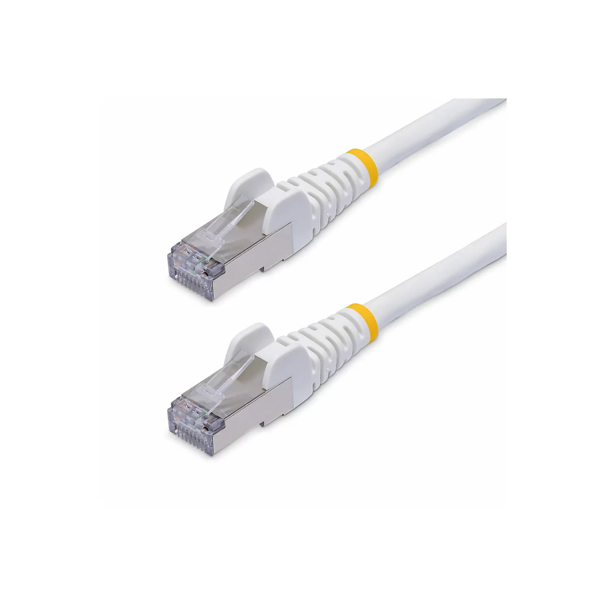Zwei weiße Netzwerkkabel mit Steckern, gelbe Ringe. Isoliert vor weißem Hintergrund.