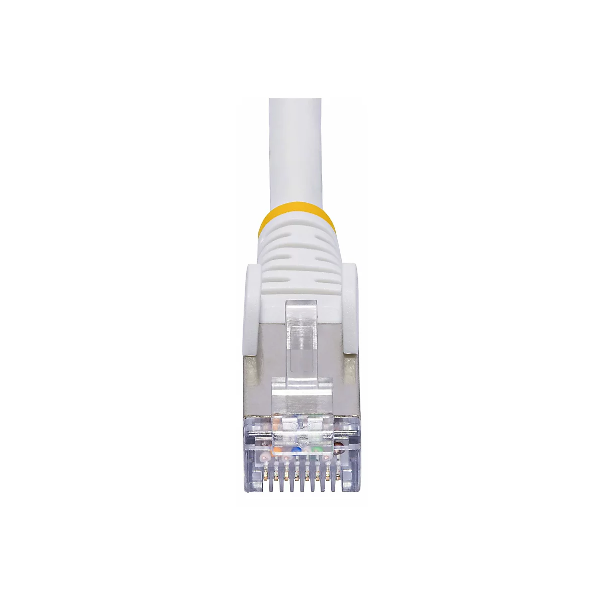 Nahaufnahme eines weißen Ethernet-Kabels mit gelbem Ring am Stecker. Der transparente Stecker zeigt farbige Drähte.