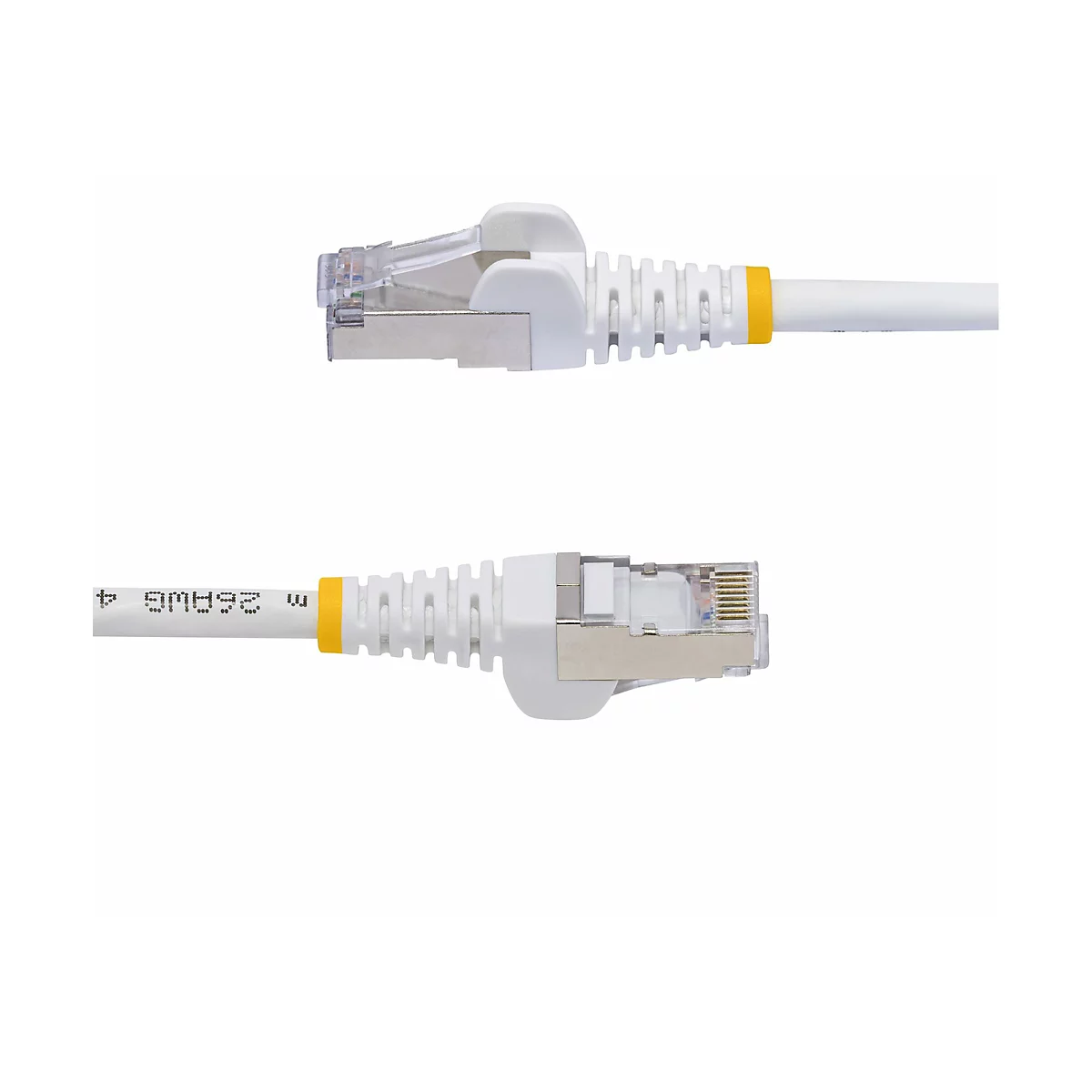 Zwei weiße Ethernet-Kabel, Detailansicht. Die Enden sind mit einem transparenten Stecker versehen und gelb markiert.
