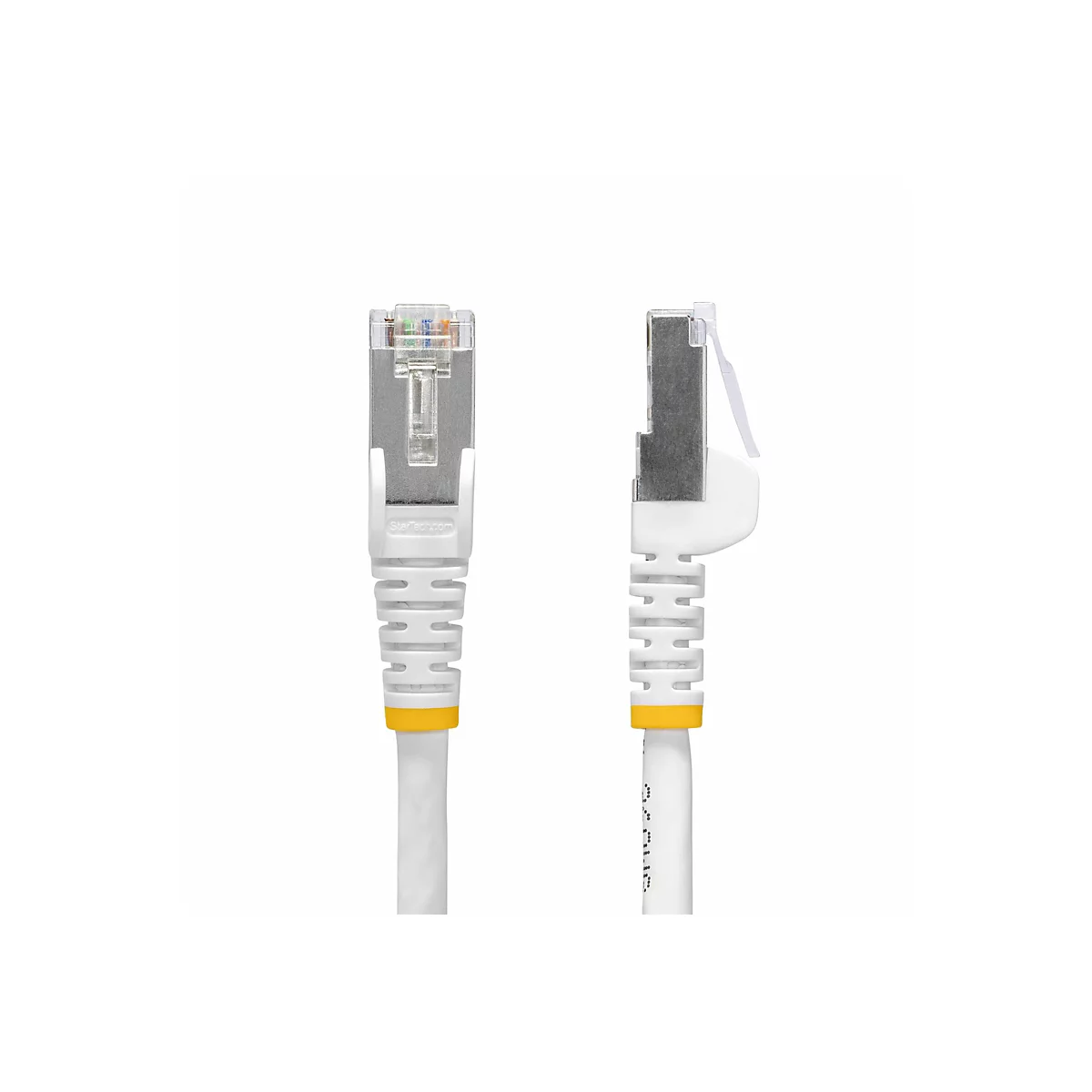 Zwei weiße Ethernet-Kabel, eines mit Steckeransicht, eines von der Seite, auf weißem Hintergrund.