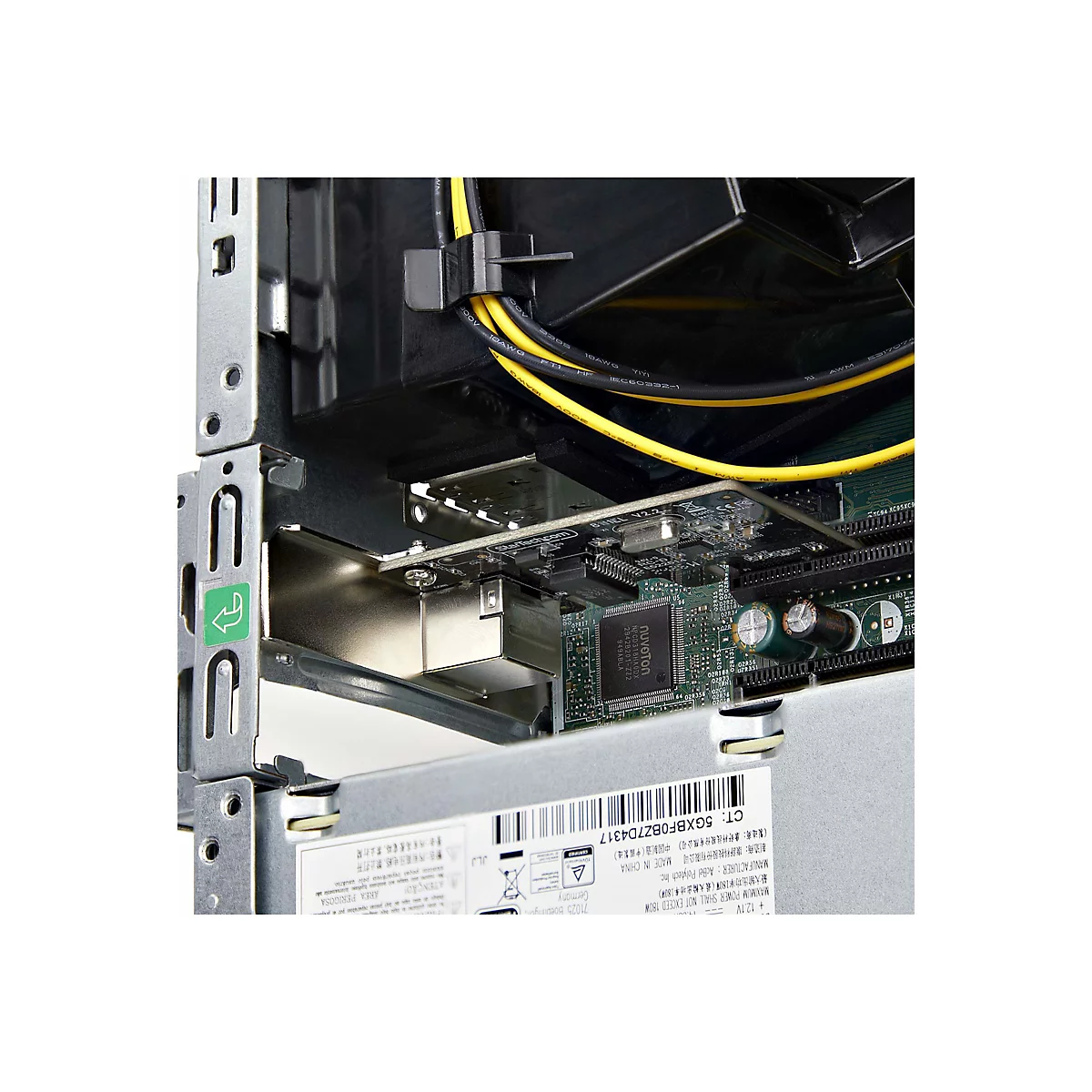 Gros plan sur l'intérieur d'un boîtier d'ordinateur, montrant la carte mère et l'alimentation. Des câbles jaunes et noirs sont visibles.