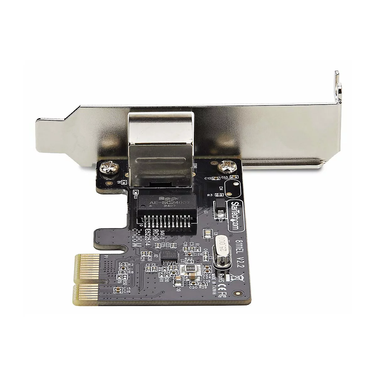 Une carte réseau noire avec un support métallique, photographiée sur fond blanc.