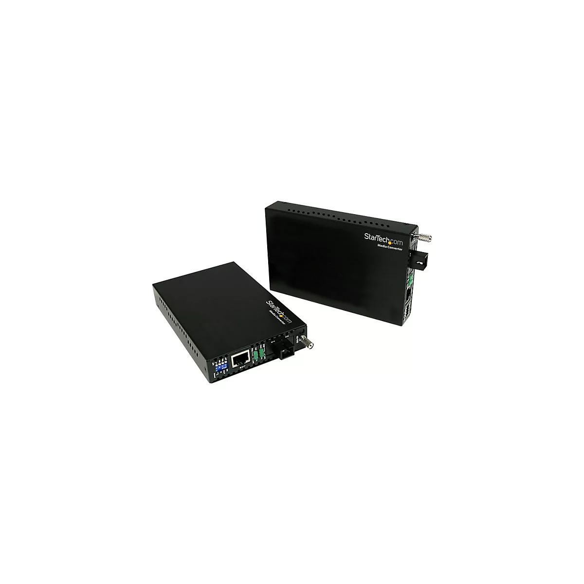 Zwei schwarze Media Converter von StarTech.com vor weißem Hintergrund. Einer liegt, der andere steht.