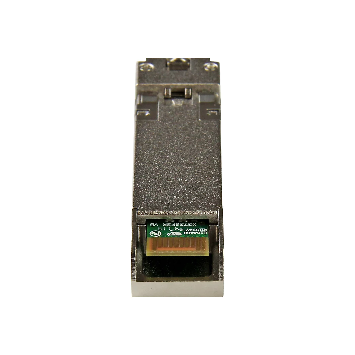 Vue de dessus d'un module SFP. Le boîtier métallique est argenté, une puce verte avec des inscriptions est visible.