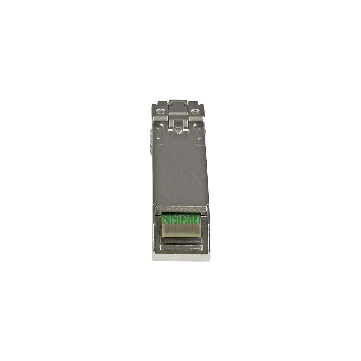 Metallfarbener Netzwerkstecker mit grünem Chip, Detailaufnahme.