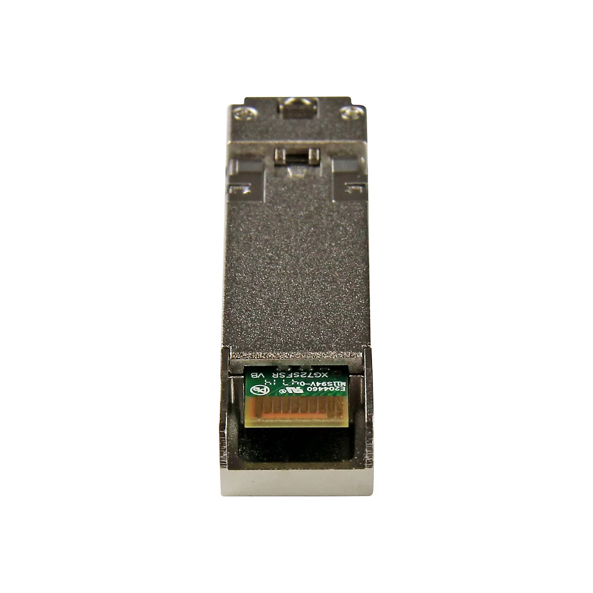 Nahaufnahme eines silberfarbenen SFP-Transceivers mit grünem Chip. Auf dem Chip stehen mehrere Textbezeichnungen.