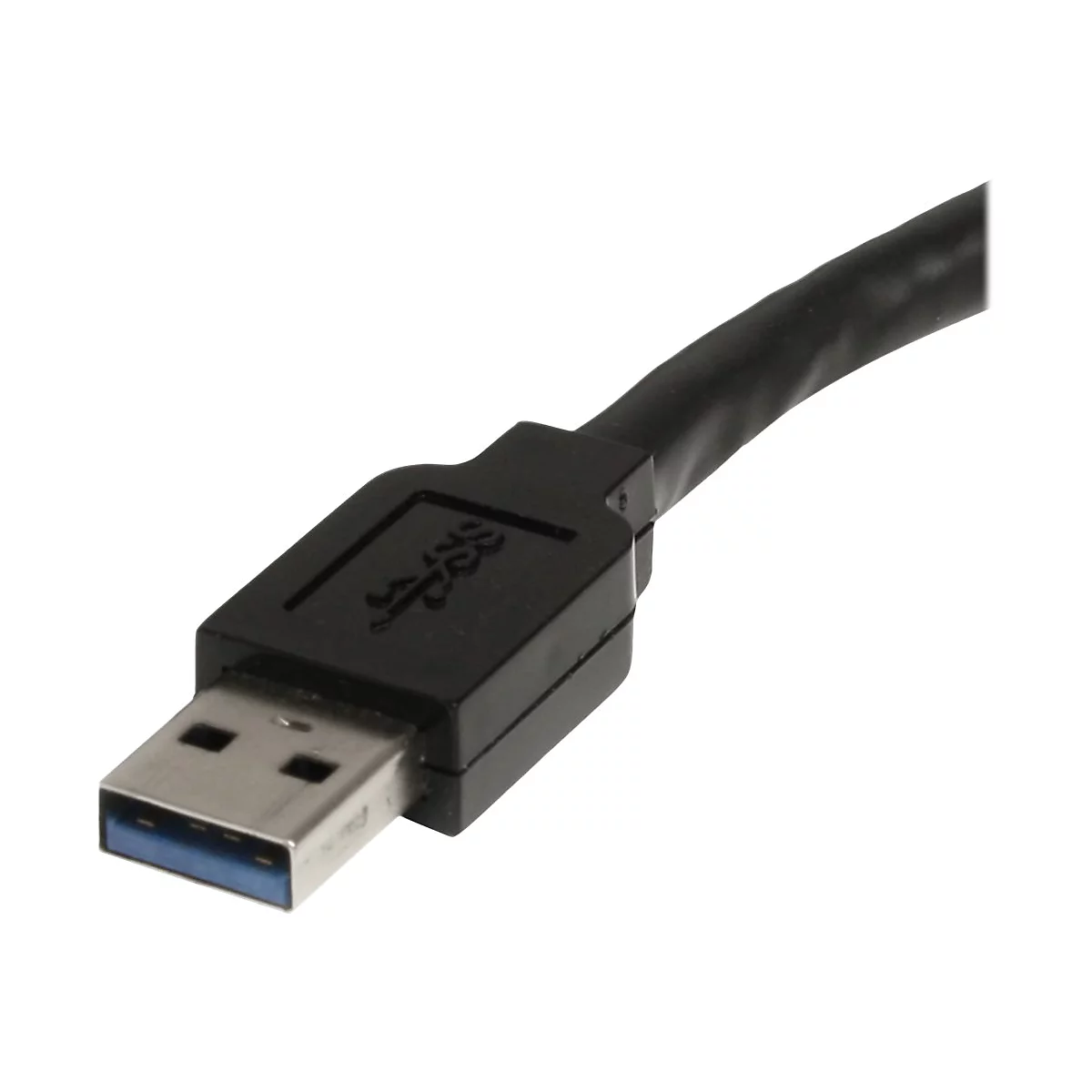 Nahaufnahme eines schwarzen USB-Kabels mit blauem Innenleben. Das USB-Symbol ist deutlich erkennbar. Der Hintergrund ist weiß.