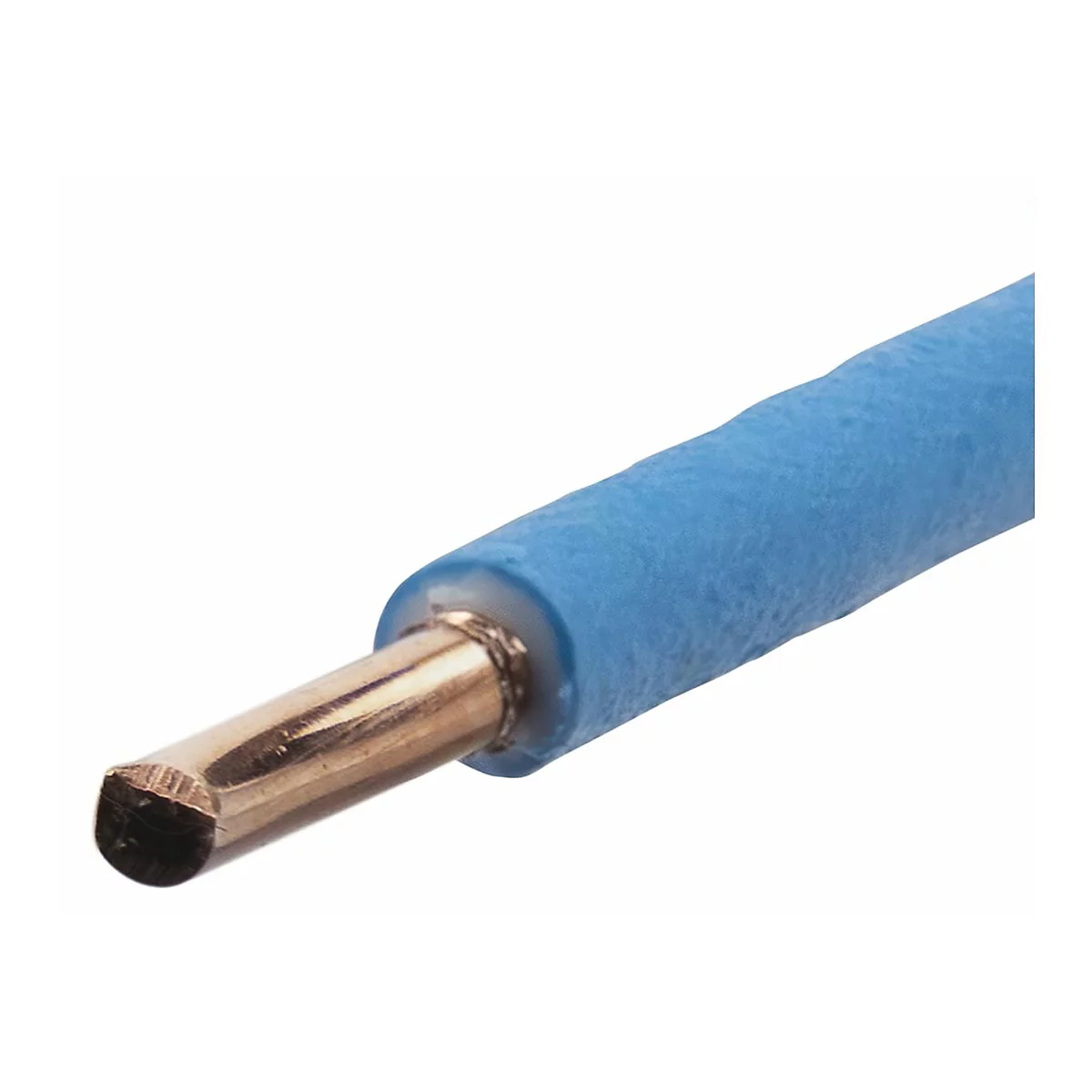 Nahaufnahme eines blauen Kabels mit freiliegendem, metallischem Ende.