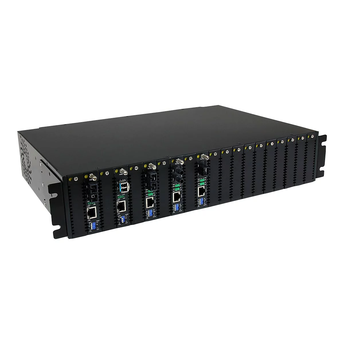 Schwarzes Netzwerkgerät mit mehreren Steckplätzen für Netzwerkmodule. Detailansicht der Anschlüsse und Anzeigen.