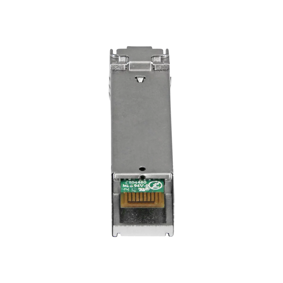 Ein silberfarbener SFP-Transceiver vor weißem Hintergrund. Auf einer kleinen grünen Platine sind Zahlen und Buchstaben zu sehen.