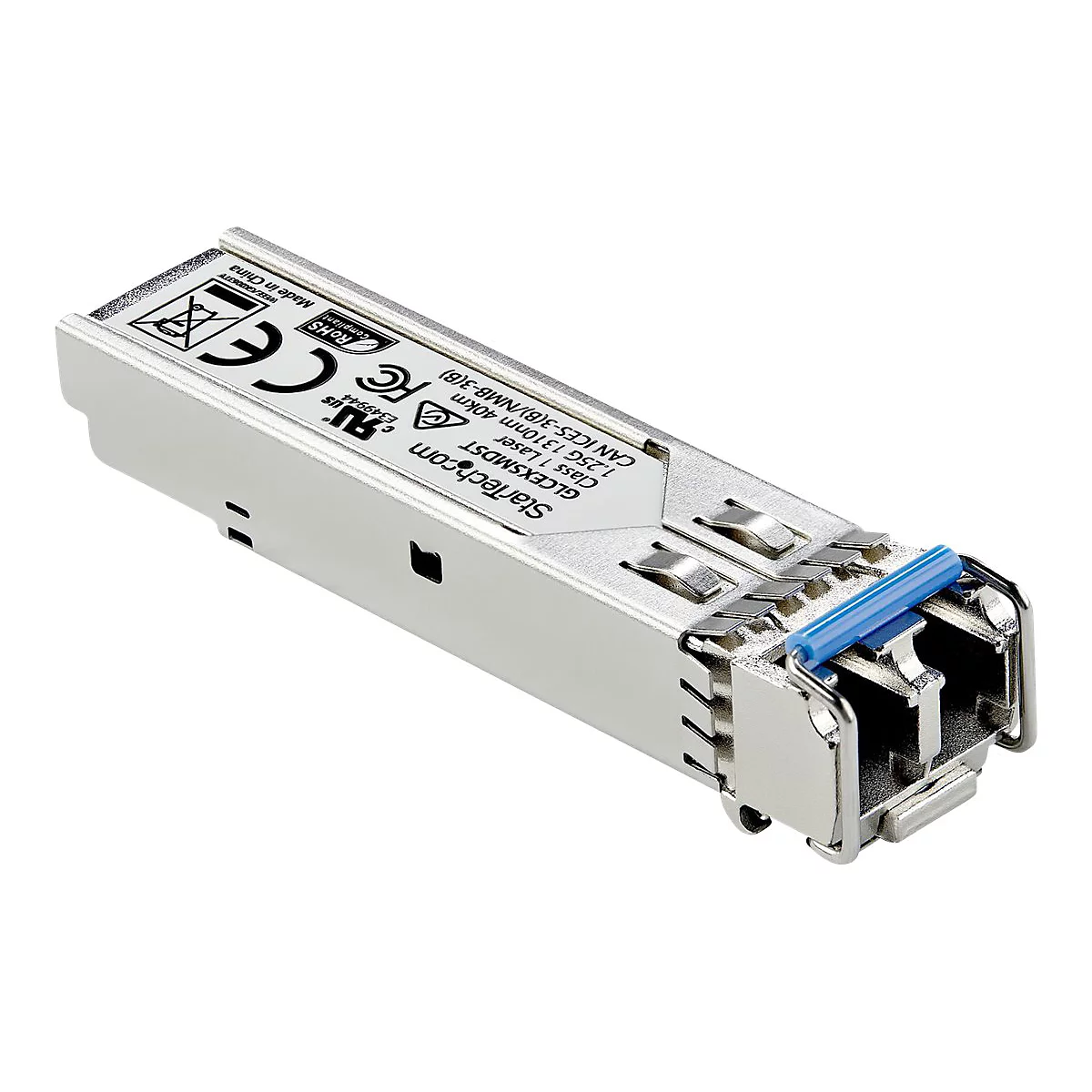 Ein silbernes Netzwerkmodul, Detailansicht. Blaue Halterung. Aufschrift: StarTech.com.