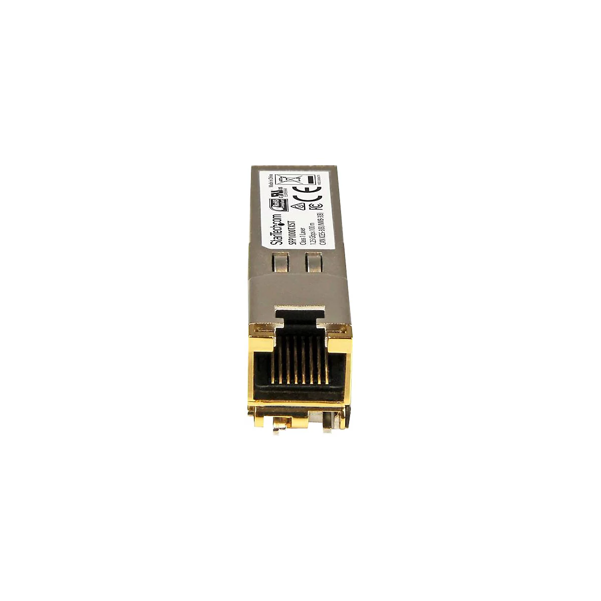 Ein SFP-Modul, aus Metall mit goldenen Kontakten, auf weißem Hintergrund.