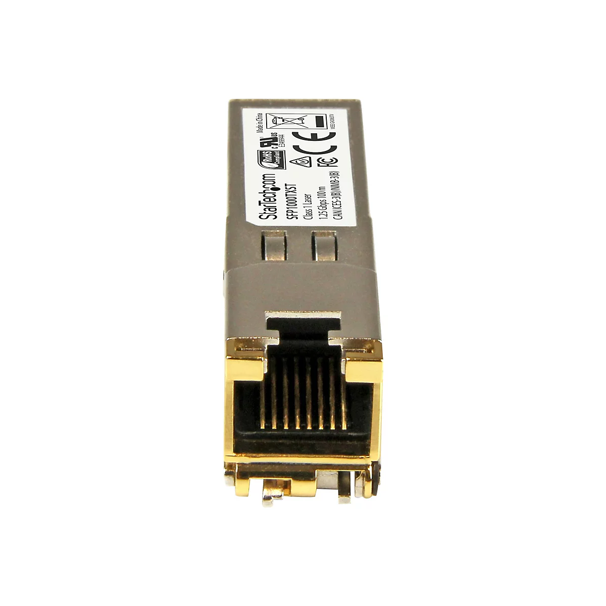 Ein SFP-Transceiver, ein kleines Netzwerkgerät, das an ein Netzwerk-Switch angeschlossen ist. Er ist silberfarben mit goldenen Kontakten und Etiketten mit Schriftzügen.