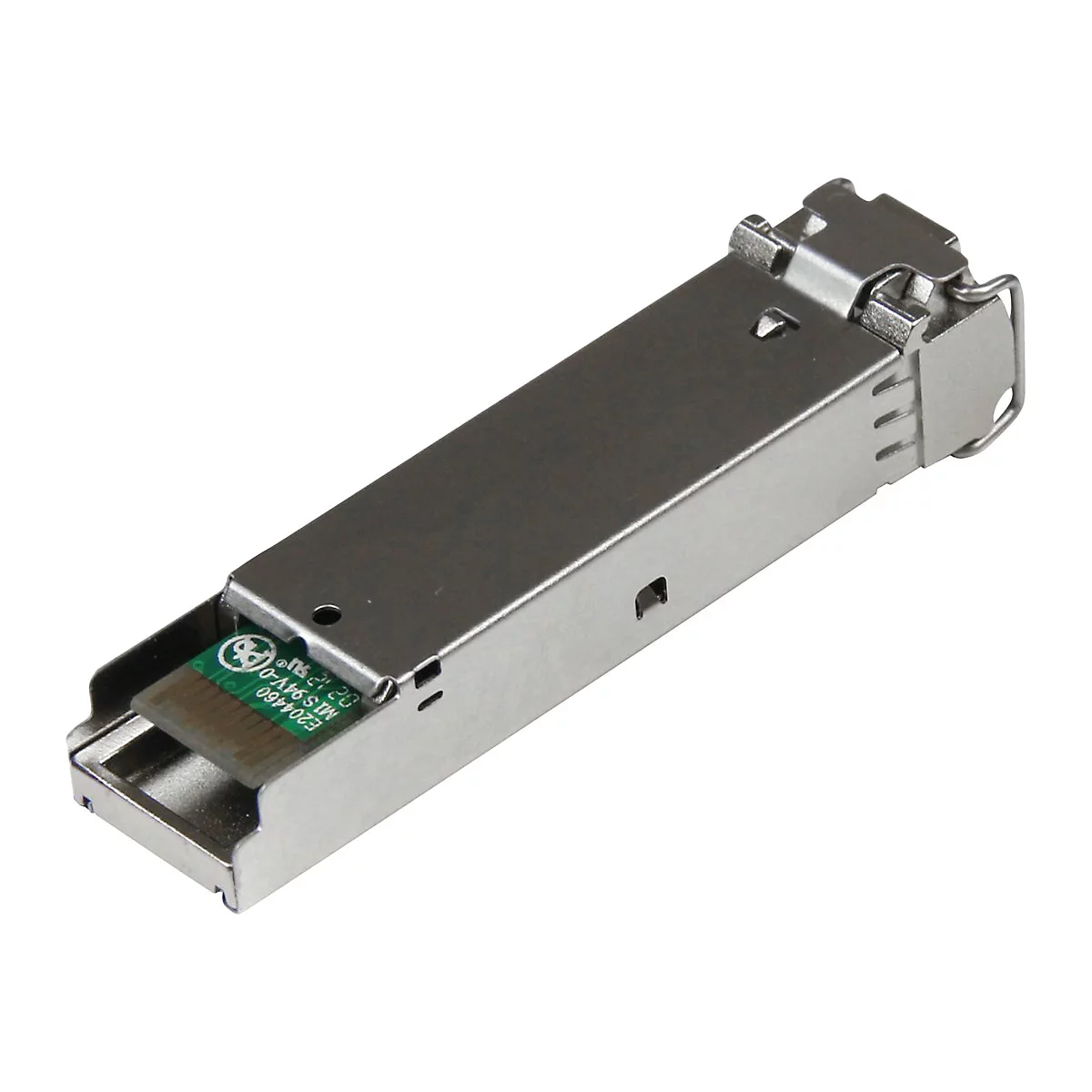 Ein silberner SFP-Transceiver. Detaillierte Ansicht des Steckers mit grüner Platine und Schriftzug.