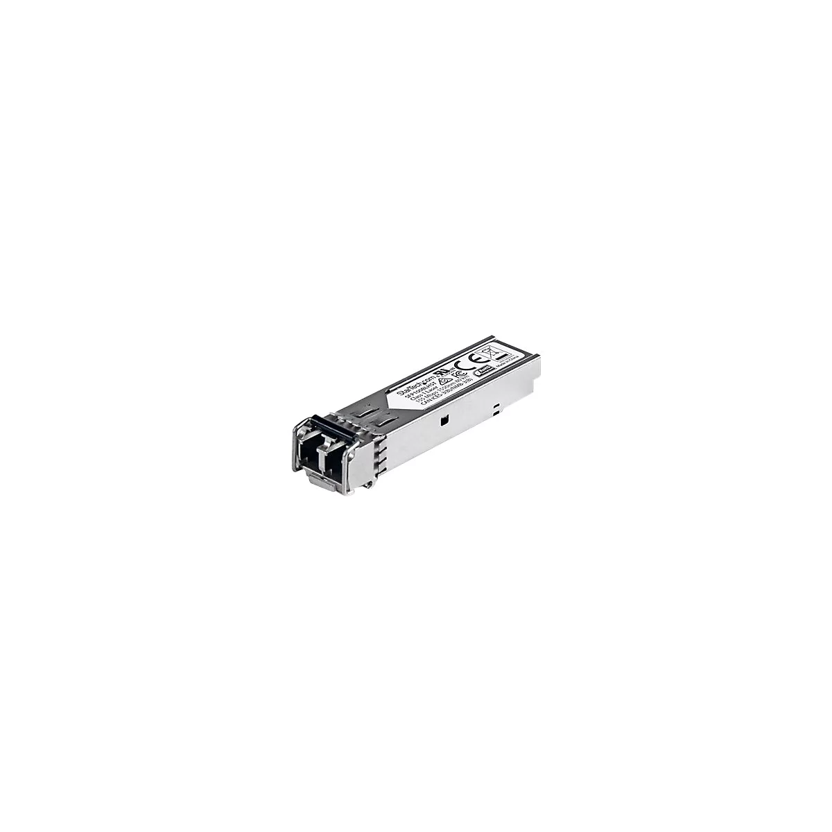 Ein silbernes SFP-Transceiver-Modul mit Aufdrucken. Es liegt diagonal auf weißem Hintergrund.