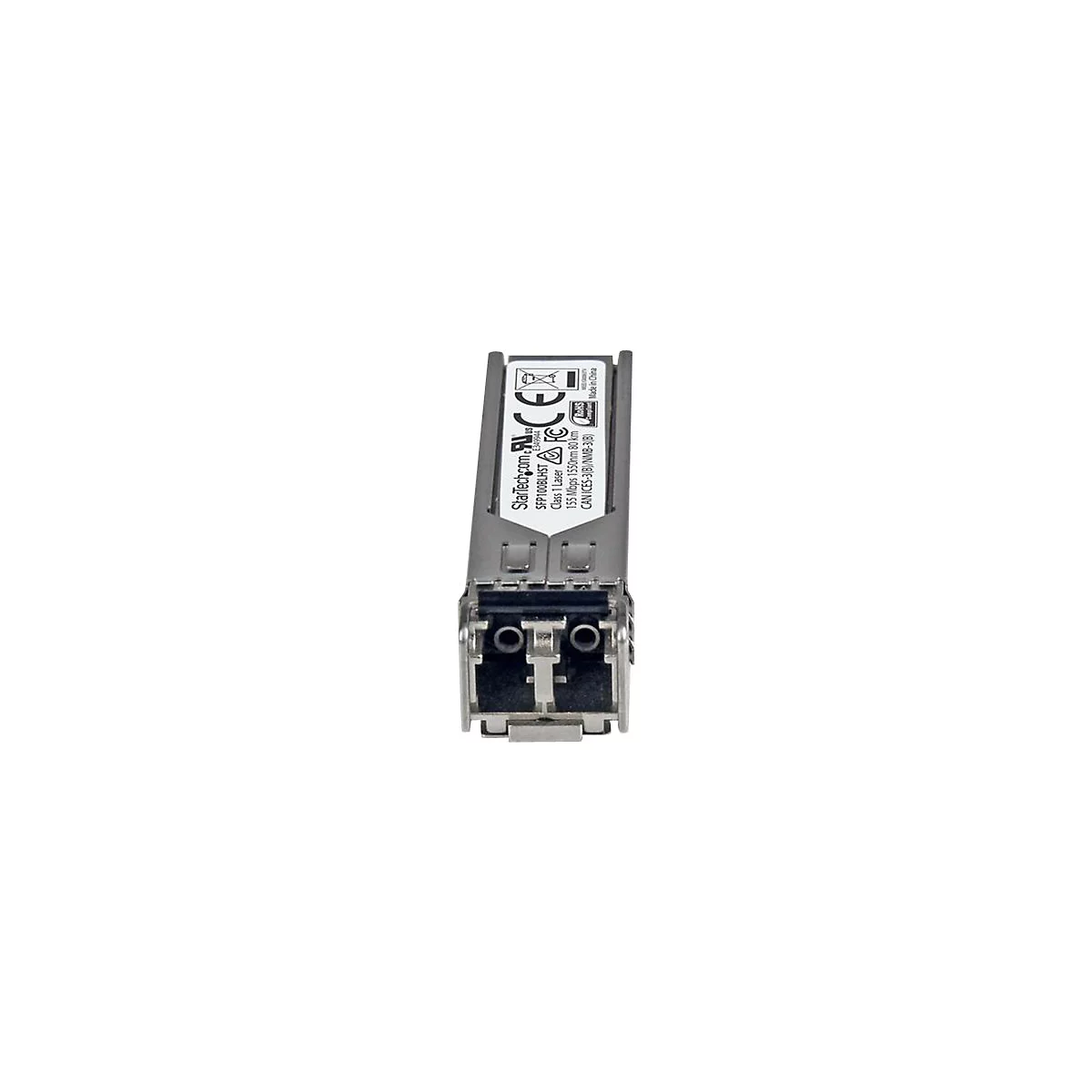 Ein silberner SFP-Transceiver, ein elektronisches Gerät, mit Etikett mit Text. Auf weissem Hintergrund.