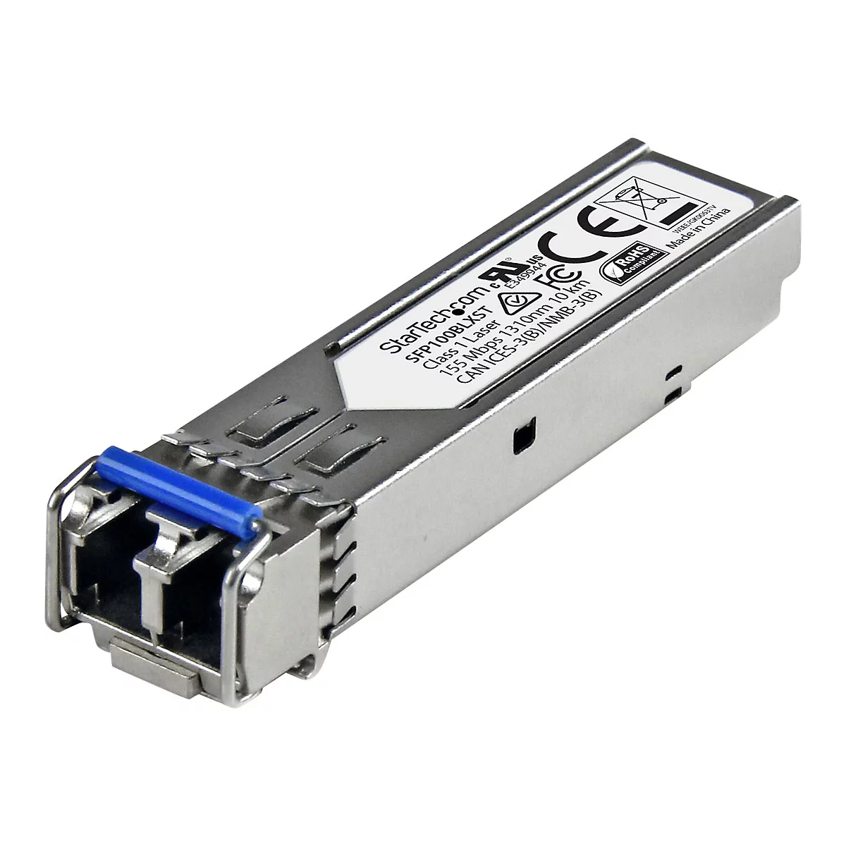 Ein silbernes SFP-Modul, das blaue Elemente aufweist. Auf der Oberseite ist ein weißes Etikett mit schwarzem Text zu sehen.