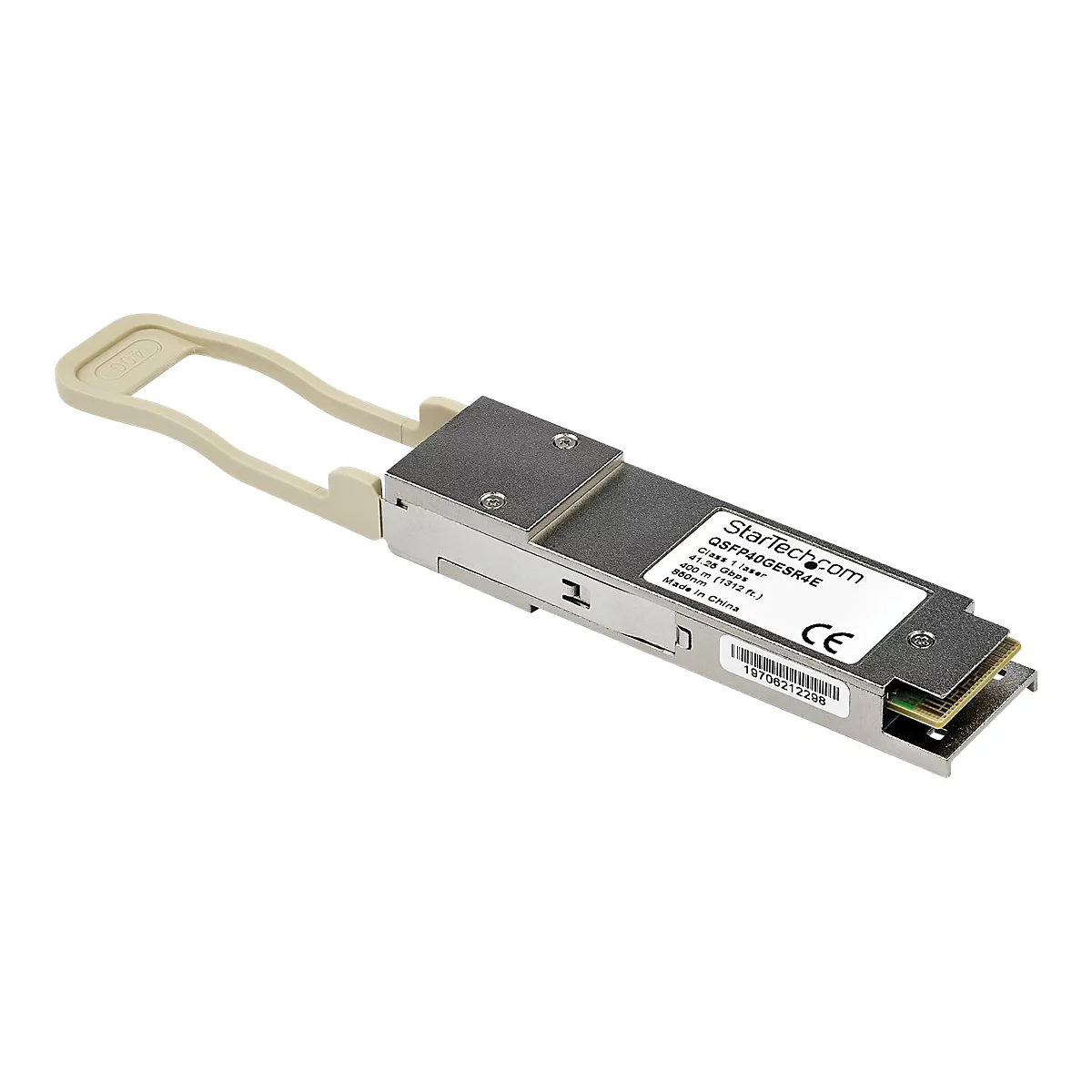 Ein silberner StarTech.com QSFP40GESR4E Transceiver mit beigefarbenem Auslösegriff und Produktbeschriftung. Aufschrift: Klasse 1 Laser, 41,25 Gbit/s, 400 m, 850 nm.