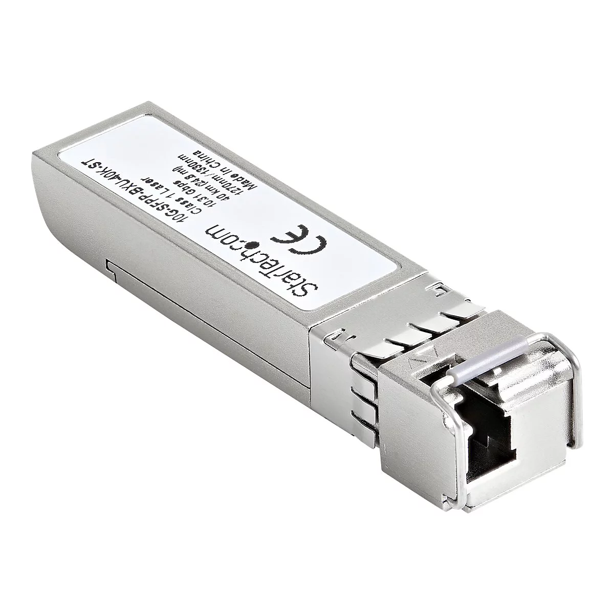 Ein silbernes Netzwerk-Transceiver-Modul mit weißen Aufklebern, auf denen Informationen wie Hersteller und technische Daten stehen.
